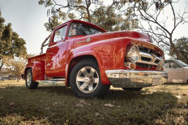 1964 Ford F-100, Brezilya 'nın Londrina kentindeki klasik arabaların aylık toplantısında sergileniyor..