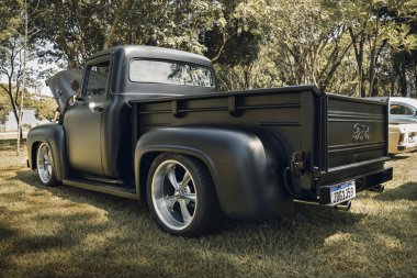 1964 Ford F-100, Brezilya 'nın Londrina kentindeki klasik arabaların aylık toplantısında sergileniyor..
