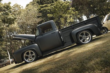1964 Ford F-100, Brezilya 'nın Londrina kentindeki klasik arabaların aylık toplantısında sergileniyor..