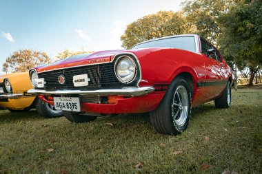 1976 Ford Maverick V8, Brezilya 'nın Londrina kentindeki Üçüncü Antik Araba Günü 2024' te sergileniyor..