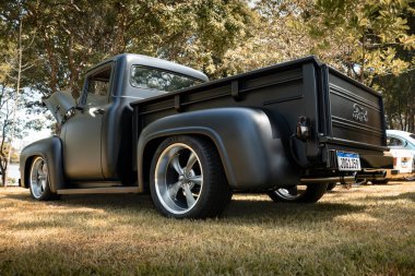 1964 Ford F-100, Brezilya 'nın Londrina kentindeki klasik arabaların aylık toplantısında sergileniyor..
