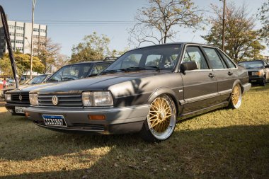 1991 Volkswagen Santana Executivo EX, Brezilya 'nın güneyindeki Londrina şehrinde düzenlenen Üçüncü Antik Otomobil Günü 2024' te sergileniyor..