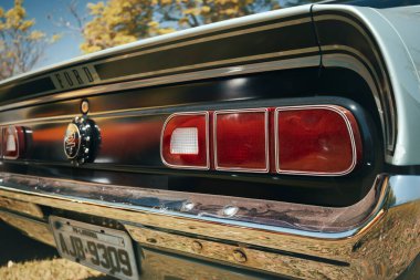 1979 model Ford Maverick GT 'nin arka görüntüsü, Brezilya' nın güneyindeki Londrina kentindeki Üçüncü Antik Otomobil Günü 2024 'te sergileniyor..