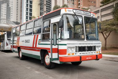 Caio Gabriela Mercedes-Benz LPO-1113 1981 klasik otobüsü Brezilya 'nın Barueri şehrinde düzenlenen Brasil Festivali 2024 numaralı otobüs fuarında sergileniyor..
