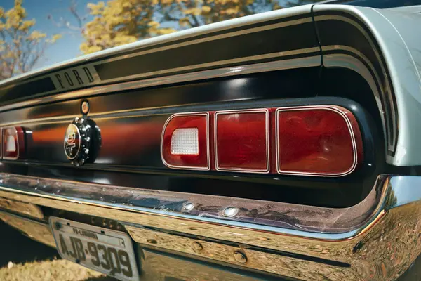 1979 model Ford Maverick GT 'nin arka görüntüsü, Brezilya' nın güneyindeki Londrina kentindeki Üçüncü Antik Otomobil Günü 2024 'te sergileniyor..