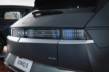 Hyundai Ioniq 5 'in arkası, modern amblem ve LED detaylarını vurguluyor, arka planda olay yerini düzenleyen başka bir SUV daha var..