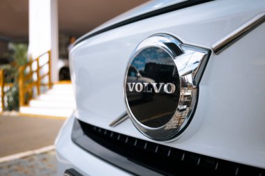 Brezilya 'nın Londrina şehrinde düzenlenen Tarım Fuarı Londrina 2025' teki sergi Volvo EX40 Compact Electric SUV (ön manzara).