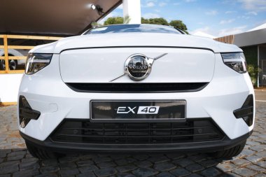 Volvo EX40, gelişmiş İskandinav tasarımı, ileri teknoloji ve sürdürülebilir performans içeren kompakt elektrikli bir SUV..