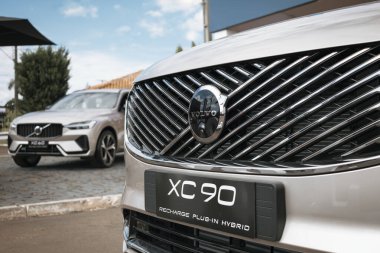 Volvo XC 90 Hybrid SUV Brezilya 'nın Londrina şehrinde düzenlenen Tarım Fuarı Londrina 2025 Fuarı' nda sergileniyor..