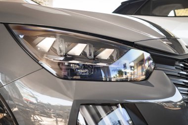 Zarif bir bitiş ve LED iç unsurları olan bir Peugeot aracının ön farları.