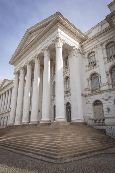 Brezilya 'nın Curitiba kentindeki bir meydanda bulunan simetrik sütunları ve kemerleri olan neoklasik cepheli bir Alman evinin kopyası..