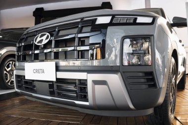 Hyundai Creta 'nın önünde, sağlam ön ızgarayı, modern LED farları ve görkemli tampon tasarımını vurguluyorum.