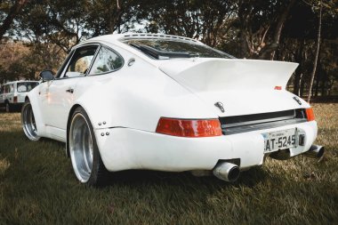 1968 model bir Volkswagen Fusca Beetle 'ın klasik krom amblemli ve yuvarlak kaplamalı ön yüzü..