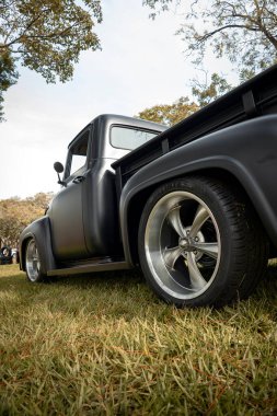 1964 Ford F-100 kamyonet Brezilya 'nın Londrina kentindeki klasik arabaların aylık toplantısında sergileniyor..