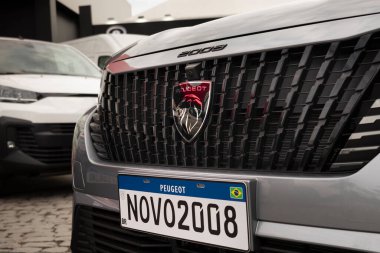 Brezilya 'nın Londrina şehrinde düzenlenen Tarımsal Fuar Fuarı Londrina 2025' te sergilenen 2008 model bir Peugeot SUV 'nin ön ızgarası.