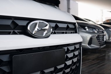 Brezilya 'nın Londrina şehrinde düzenlenen Tarım Fuarı Londrina 2025' te Hyundai HB20 arabasının ön ızgarası sergileniyor.