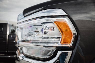 LED optik montajın detaylarını açık lens ve kehribar dönüş sinyali ile vurgulayan bir RAM pikap aracının sağ ön farları.