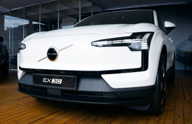 Volvo EX30 modern ve minimalist tasarımı olan kompakt elektrikli SUV