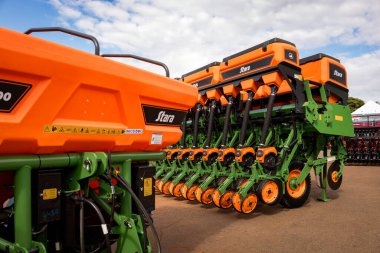 Stara marka tarımsal ekiciler, polietilen tohum tankları, pnömatik dağıtım sistemleri ve çift eklemli diskleri ve derinlik sınırlayıcı tekerlekleri olan dikişler.