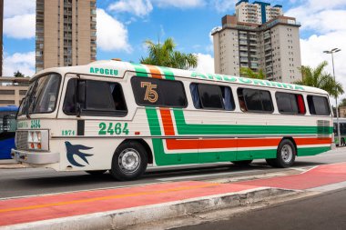 Marcopolo II Mercedes-Benz O-355 1974 klasik otobüsü Brezilya 'nın Barueri kentinde düzenlenen Brasil Festivali 2024 numaralı otobüs fuarında sergileniyor..