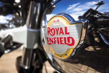 Harley-Davidson motorsikletinin yakıt deposu. Parlak siyah boyayla boyanmış..