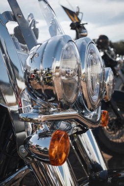 Harley Davidson özel motosiklet farı montajı, çift dairesel krom farlar ve kehribar ön dönüş sinyallerinden oluşur..