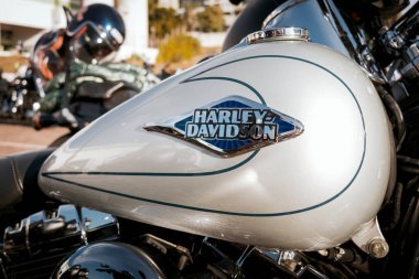Harley-Davidson motorsikletinin yakıt deposu. Parlak siyah boyayla boyanmış..
