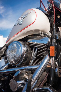Harley-Davidson motorsikletinin yakıt deposu. Parlak siyah boyayla boyanmış..