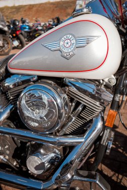 Harley-Davidson motorsikletinin yakıt deposu. Parlak siyah boyayla boyanmış..