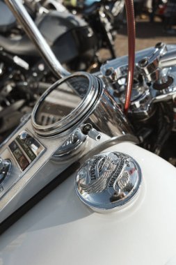 Harley-Davidson motorsikletinin yakıt deposu. Parlak siyah boyayla boyanmış..