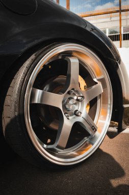 ADVAN Racing GT, beş sesli tasarımla, fırçalı bitiş ve geniş genişliğiyle, düşük profilli lastik ve yüksek performanslı fren sistemiyle donatılmış alüminyum spor tekerleği üretti..