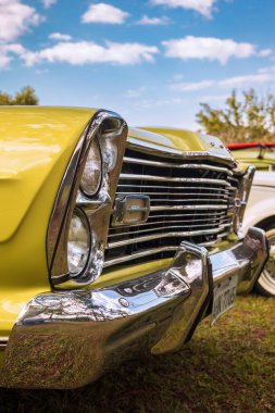 Bir Ford Galaxy 1973 arabasının ön tarafı, çift yuvarlak farlar, krom ızgara ve cilalı çelik tampon..