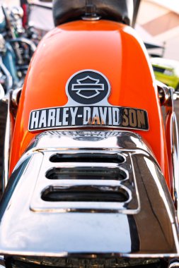 Metal amblem ve krom kaplamalı Harley Davidson motorsikletinin ayrıntıları..