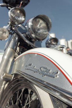 Metal amblem ve krom kaplamalı Harley Davidson motorsikletinin ayrıntıları..