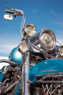 Metal amblem ve krom kaplamalı Harley Davidson motorsikletinin ayrıntıları..