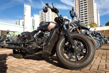 Metal amblem ve krom kaplamalı Harley Davidson motorsikletinin ayrıntıları..