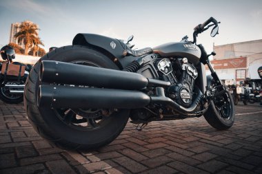 Metal amblem ve krom kaplamalı Harley Davidson motorsikletinin ayrıntıları..