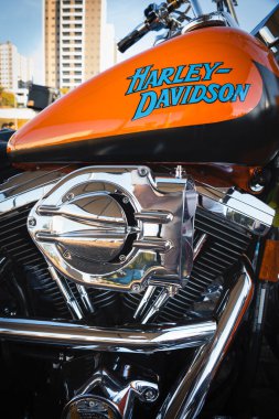 Metal amblem ve krom kaplamalı Harley Davidson motorsikletinin ayrıntıları..