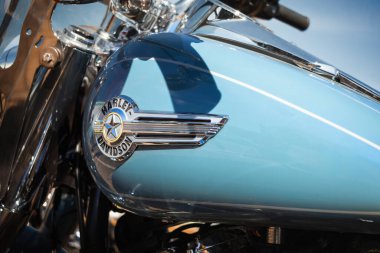 Harley-Davidson motorsikletinin yakıt deposunun ayrıntıları. Motosiklet yarışmasında kabartmalı metal amblemi var..