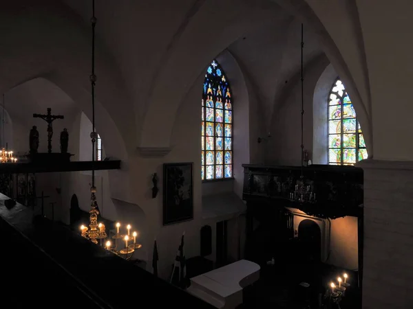 光の十字が描かれたカトリックのキリスト教修道院での聖母教会の眺め ステンドグラスの窓がある聖マリア大聖堂の内部タリンエストニア — ストック写真