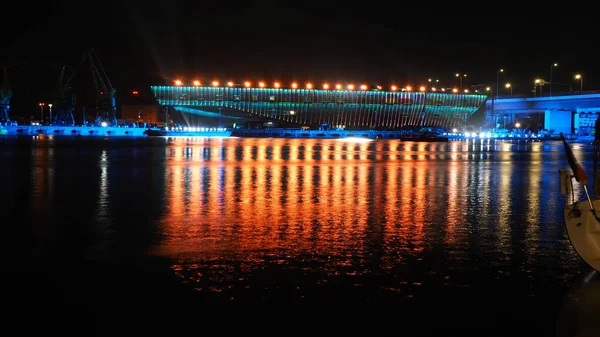 ライトアップされた近代的な建物が水面に映る 新しくオープンした博物館と西オーダー川 Szczecin Poland — ストック写真
