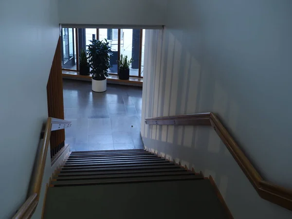 Eine Treppe Einer Bibliothek Mit Spätnachmittäglichem Sonnenlicht — Stockfoto