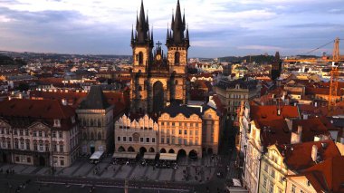 Prag 'ın eski kasabası, Czec' in havadan görünüşü, merkezde bulunan Meryem Ana Kilisesi.