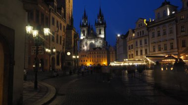 Prag, Czec Cumhuriyeti 'ndeki tarihi bölgenin gece manzarası, geceleri katedral ve şehir manzaralı eski Prag kasabası.