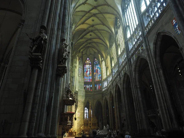 Wnętrza Katedry Wita Pragi Republiki Czeskiej Jej Posągami Wysokim Sufitem — Zdjęcie stockowe