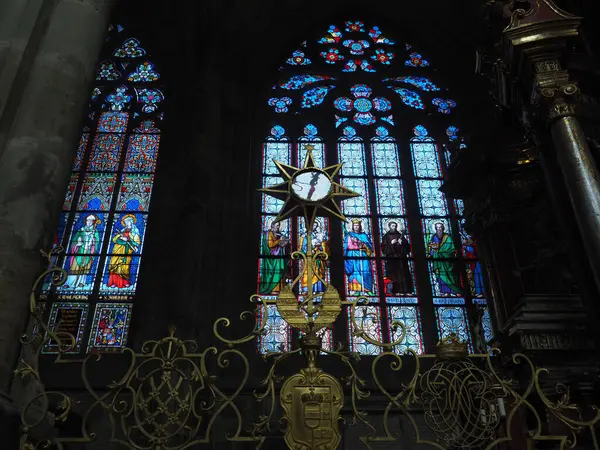 Aziz Vitus Prag Czech Cumhuriyeti Katedralinin Renkli Vitray Penceresi — Stok fotoğraf