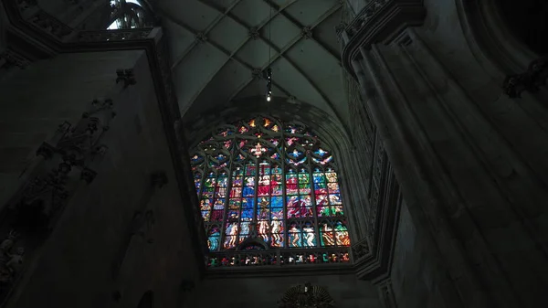 カラフルなステンドグラスウィンドウは 聖ヴィトゥス大聖堂 プラハ チェコ共和国 — ストック写真