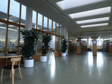 Modern kütüphanenin içi (Otaniemi Üniversitesi Kütüphanesi, Espoo Finland)