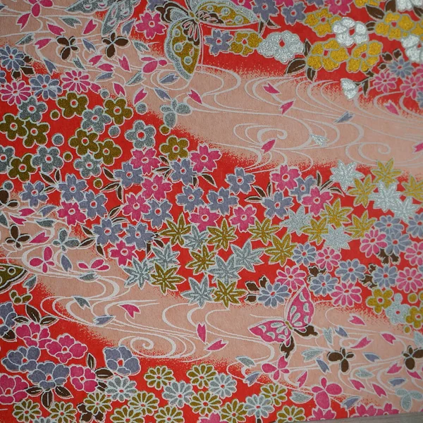 五彩斑斓的日本传统模式 有花朵 枫叶和蝙蝠 — 图库照片