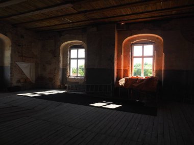 Eski ve yıpranmış bir kalenin içinde (Penkun Kalesi, Almanya)